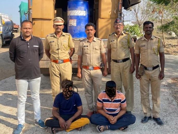 2 thousand liters of spirit taken to make fake liquor seized | बनावट दारू बनवण्यासाठी नेण्यात येणारे २ हजार लिटर स्पिरीट जप्त  2 thousand liters of spirit taken to make fake liquor seized | बनावट दारू बनवण्यासाठी नेण्यात येणारे २ हजार लिटर स्पिरीट जप्त