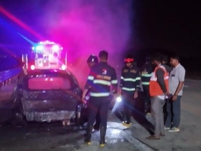 Car burnt after being hit by a wild boar on Samrudhi Highway | समृध्दी महामार्गावर रानडुकराच्या धडकेनंतर कार जळून खाक Car burnt after being hit by a wild boar on Samrudhi Highway | समृध्दी महामार्गावर रानडुकराच्या धडकेनंतर कार जळून खाक
