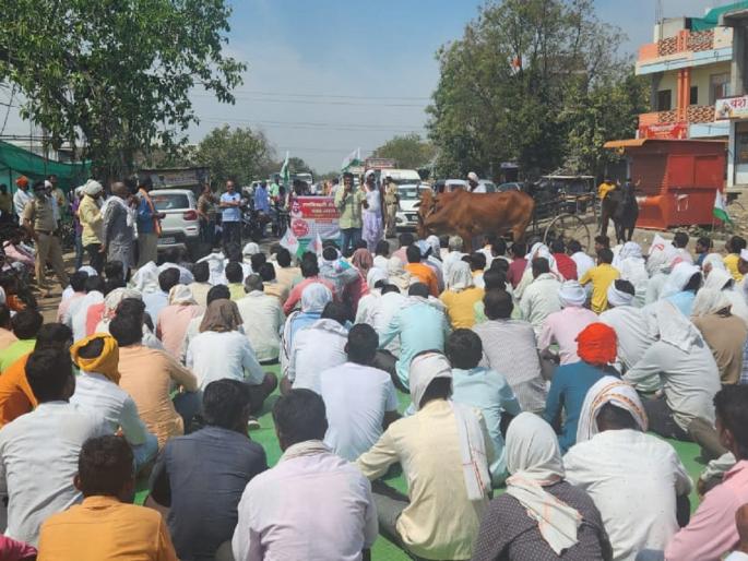 Farmers on the streets for cotton price hike; Chakka Jam Movement in Parbhani of 'Swabhimani' | कापुस दरवाढीसाठी शेतकरी रस्त्यावर; 'स्वाभिमानी'चे परभणीत चक्का जाम आंदोलन Farmers on the streets for cotton price hike; Chakka Jam Movement in Parbhani of 'Swabhimani' | कापुस दरवाढीसाठी शेतकरी रस्त्यावर; 'स्वाभिमानी'चे परभणीत चक्का जाम आंदोलन