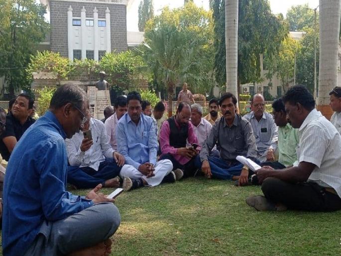 As half of the demands were approved, the strike of non-teaching staff was suspended | अर्ध्या मागण्या मंजूर झाल्याने शिक्षकेत्तर कर्मचाऱ्यांचा संप स्थगित As half of the demands were approved, the strike of non-teaching staff was suspended | अर्ध्या मागण्या मंजूर झाल्याने शिक्षकेत्तर कर्मचाऱ्यांचा संप स्थगित