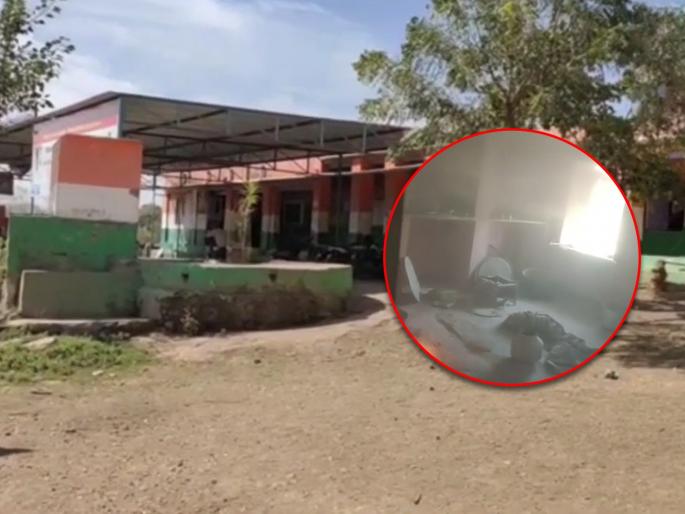 lpg cylinder fire rajasthan police 2 jawans acted swiftly and saved lives of 200 school children | पोलिसांनी जीव धोक्यात घालून वाचवले 200 मुलांचे प्राण; जळता सिलिंडर फेकला बाहेर अन्... lpg cylinder fire rajasthan police 2 jawans acted swiftly and saved lives of 200 school children | पोलिसांनी जीव धोक्यात घालून वाचवले 200 मुलांचे प्राण; जळता सिलिंडर फेकला बाहेर अन्...