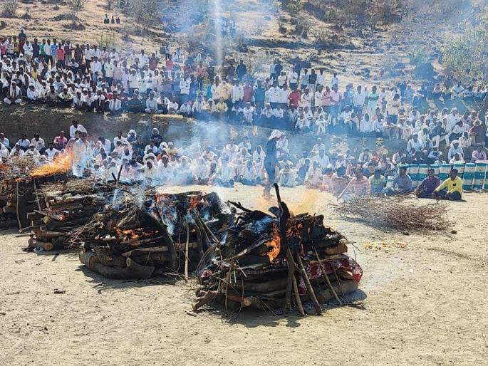 Four of the Bhondve family cremated simultaneously at Patoda; Ashwin's dialogue on the rescue sent the crowd into a frenzy | भोंडवे कुटुंबातील चौघांवर अंत्यसंस्कार; बचावलेल्या अश्विनच्या संवादाने जनसमुदाय हळहळला Four of the Bhondve family cremated simultaneously at Patoda; Ashwin's dialogue on the rescue sent the crowd into a frenzy | भोंडवे कुटुंबातील चौघांवर अंत्यसंस्कार; बचावलेल्या अश्विनच्या संवादाने जनसमुदाय हळहळला