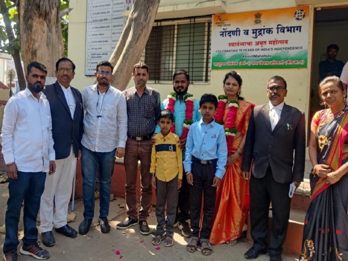 revolutionary step in Beed, brother in law's marriage to a widowed sister-in-law | रुसलेले कुंकू हसले अन् चिमुकल्याला पितृछत्र मिळाले; विधवा भावजयीशी दिराचा विवाह revolutionary step in Beed, brother in law's marriage to a widowed sister-in-law | रुसलेले कुंकू हसले अन् चिमुकल्याला पितृछत्र मिळाले; विधवा भावजयीशी दिराचा विवाह