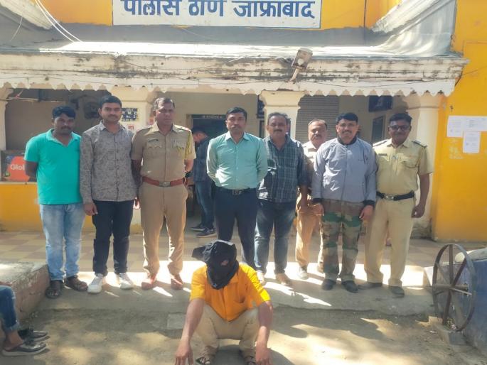 came to meet a relative and was handcuffed by the police; Accused in murder jailed | नातेवाईकाला भेटण्यासाठी आला अन् पोलिसांनी बेड्या ठोकल्या; खुनातील आरोपी जेरबंद came to meet a relative and was handcuffed by the police; Accused in murder jailed | नातेवाईकाला भेटण्यासाठी आला अन् पोलिसांनी बेड्या ठोकल्या; खुनातील आरोपी जेरबंद