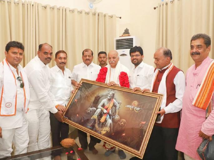 away from RSS, BJP to Praveen Togadia's meeting with Thackeray Groups MP, MLAs | संघ, भाजपपासून दूर प्रवीण तोगडिया ठाकरे गटाकडे; खासदार, आमदारांच्या घेतल्या भेटी away from RSS, BJP to Praveen Togadia's meeting with Thackeray Groups MP, MLAs | संघ, भाजपपासून दूर प्रवीण तोगडिया ठाकरे गटाकडे; खासदार, आमदारांच्या घेतल्या भेटी