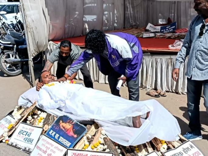 The hunger strikers created their own Saran; Shock in Aurangabad municipality | औरंगाबाद मनपात खळबळ; उपोषणार्थीने अचानक रचले स्वत:चे सरण