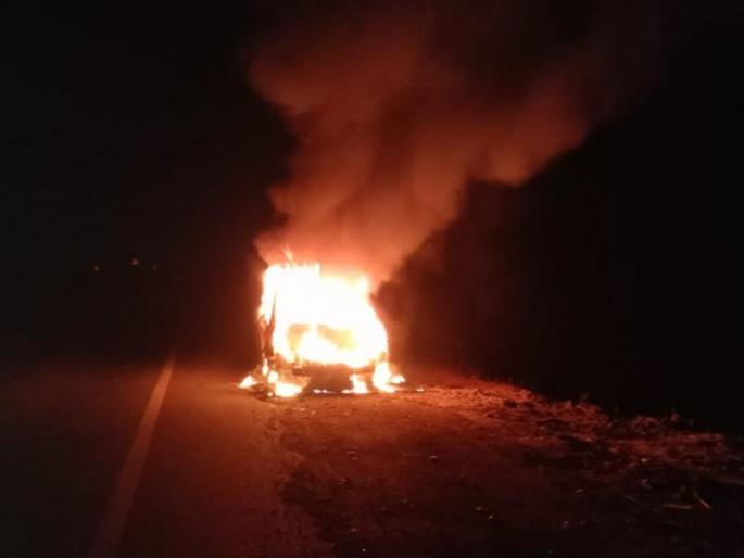The thrill of The Bernig Car; The speeding car suddenly caught fire in Gevrai, the driver escaped | द बर्निग कारचा थरार; गेवराईत भरधाव कारने अचानक पेट घेतला, चालक बचावला The thrill of The Bernig Car; The speeding car suddenly caught fire in Gevrai, the driver escaped | द बर्निग कारचा थरार; गेवराईत भरधाव कारने अचानक पेट घेतला, चालक बचावला