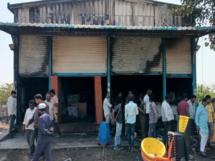 Electronics, furniture warehouse fire; Goods worth 60 lakhs were destroyed | इलेक्ट्रॉनिक्स, फर्निचर गोदामास आग; ६० लाखांच्या वस्तू भस्मसात Electronics, furniture warehouse fire; Goods worth 60 lakhs were destroyed | इलेक्ट्रॉनिक्स, फर्निचर गोदामास आग; ६० लाखांच्या वस्तू भस्मसात