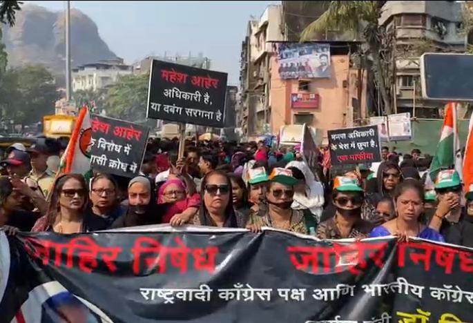 A march in Mumbra for the dismissal of Mahesh Aher | महेश आहेर यांच्या बडतर्फीसाठी मुंब्य्रात मूकमोर्चा; आनंद परांजपेंनी दिला इशारा A march in Mumbra for the dismissal of Mahesh Aher | महेश आहेर यांच्या बडतर्फीसाठी मुंब्य्रात मूकमोर्चा; आनंद परांजपेंनी दिला इशारा