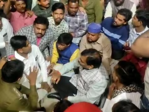 angry congress mla lakhan ghanghoria tearing shirt in hanumantal police station | काँग्रेस आमदाराने शेकडोच्या जमावासह पोलीस ठाण्याला घातला घेराव; रागाने फाडले कपडे अन्... angry congress mla lakhan ghanghoria tearing shirt in hanumantal police station | काँग्रेस आमदाराने शेकडोच्या जमावासह पोलीस ठाण्याला घातला घेराव; रागाने फाडले कपडे अन्...