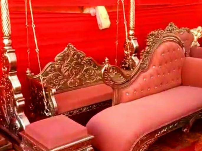 rajasthan pali businessman gave silver sofa bed and crores of goods at his daughter wedding | 2 किलो सोने, 100 किलो चांदी, बंगला, कार अन्...; बापाने राजकन्येसारखी केली लेकीची पाठवणी rajasthan pali businessman gave silver sofa bed and crores of goods at his daughter wedding | 2 किलो सोने, 100 किलो चांदी, बंगला, कार अन्...; बापाने राजकन्येसारखी केली लेकीची पाठवणी