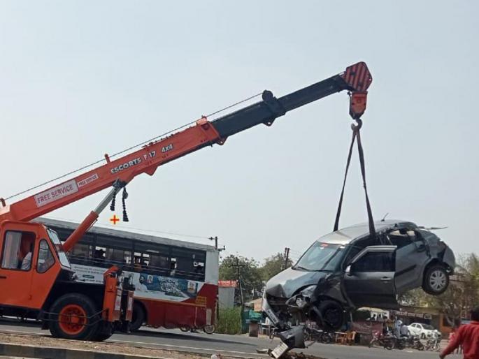 In two accidents in half an hour on Rakshasabhuvan Phata; One dead, three injured | राक्षसभुवन फाट्यावर अर्ध्यातासात दोन अपघातात; एकाचा मृत्यू, तिघे जखमी In two accidents in half an hour on Rakshasabhuvan Phata; One dead, three injured | राक्षसभुवन फाट्यावर अर्ध्यातासात दोन अपघातात; एकाचा मृत्यू, तिघे जखमी