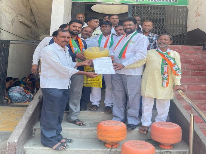 Anhydrous for 10 days; Anger at Ausa Municipal Administration by keeping Palthya Ghagri | १० दिवसांपासून निर्जळी; पालथ्या घागरी ठेवून औसा पालिका प्रशासनावर संताप Anhydrous for 10 days; Anger at Ausa Municipal Administration by keeping Palthya Ghagri | १० दिवसांपासून निर्जळी; पालथ्या घागरी ठेवून औसा पालिका प्रशासनावर संताप