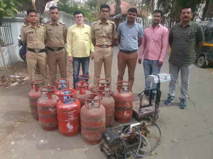 Two caught while filling illegal gas in rickshaw, Deputy Superintendent's action | रिक्षामध्ये अवैध गॅस भरताना दोघांना पकडले, उपअधीक्षकांची कारवाई Two caught while filling illegal gas in rickshaw, Deputy Superintendent's action | रिक्षामध्ये अवैध गॅस भरताना दोघांना पकडले, उपअधीक्षकांची कारवाई