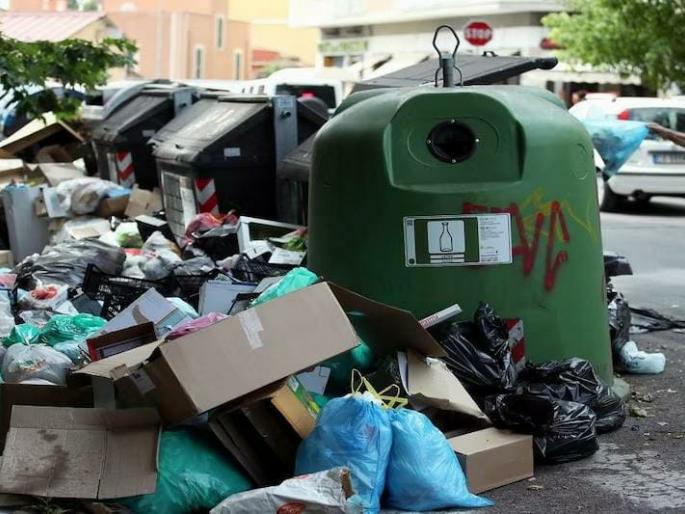 man in sweden earned millions from selling used cans bottles | फाटक्या कपड्यात कॅन, बाटल्या गोळा करणारा निघाला लखपती; मृत्यूनंतर संपत्ती पाहून सर्वच हैराण