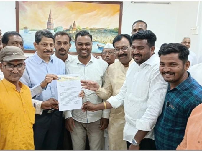 Farmers in Akkalkot, South met with District Collectors | अक्कलकोट, दक्षिणमधील शेतकरी जिल्हाधिकाऱ्यांच्या भेटीला; जाणून घ्या नेमकं कारण? Farmers in Akkalkot, South met with District Collectors | अक्कलकोट, दक्षिणमधील शेतकरी जिल्हाधिकाऱ्यांच्या भेटीला; जाणून घ्या नेमकं कारण?