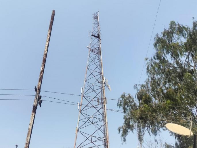 'Give Justice to ST Employees'; Agitation by Conductor on the BSNL tower for pending demands | 'एसटी कर्मचार्यांना न्याय द्या'; प्रलंबित मागण्यांसाठी वाहकाचे टॉवरवर चढून आंदोलन 'Give Justice to ST Employees'; Agitation by Conductor on the BSNL tower for pending demands | 'एसटी कर्मचार्यांना न्याय द्या'; प्रलंबित मागण्यांसाठी वाहकाचे टॉवरवर चढून आंदोलन
