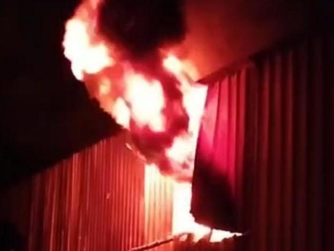 Nine shops fire due to short circuit; Goods worth 77 lakhs were burnt | शॉर्टसर्किटमुळे नऊ दुकानांना आग; ७७ लाखांचा माल जळून खाक Nine shops fire due to short circuit; Goods worth 77 lakhs were burnt | शॉर्टसर्किटमुळे नऊ दुकानांना आग; ७७ लाखांचा माल जळून खाक