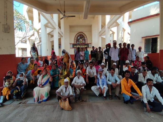 Tell us how to live our children ? The angry laborers stopped the work and reached the Dharashiv municipality | सांगा आम्ही लेकरंबाळं जगवावी कशी? संतप्त मजुरांनी काम थांबवत गाठली धाराशिव पालिका Tell us how to live our children ? The angry laborers stopped the work and reached the Dharashiv municipality | सांगा आम्ही लेकरंबाळं जगवावी कशी? संतप्त मजुरांनी काम थांबवत गाठली धाराशिव पालिका