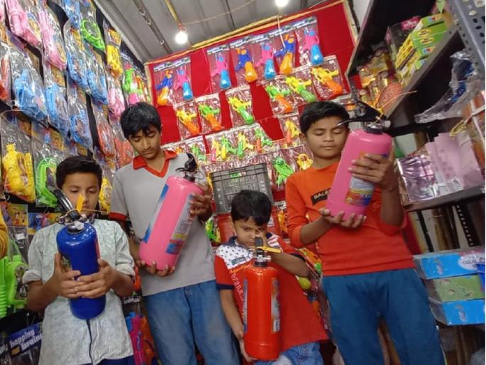 No more sprayers, spray paint with cylinders; 2 and 4 liter nano cylinders in the market at Chtrapati Sanbhajinagar | आता पिचकारी नव्हे, सिलिंडरने उडवा रंग; २ आणि ४ लिटरचे नॅनो सिलिंडर बाजारात No more sprayers, spray paint with cylinders; 2 and 4 liter nano cylinders in the market at Chtrapati Sanbhajinagar | आता पिचकारी नव्हे, सिलिंडरने उडवा रंग; २ आणि ४ लिटरचे नॅनो सिलिंडर बाजारात