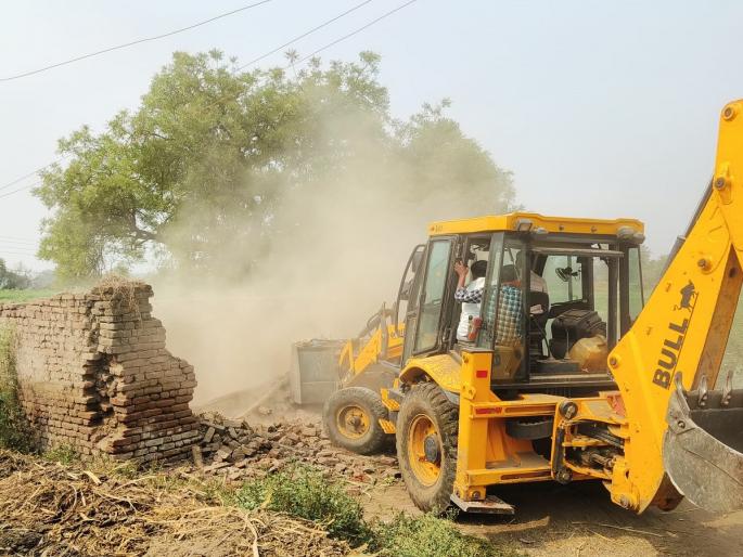 Police crack down on encroachment in Temburni: 16 houses razed | पोलिस बंदोबस्तात टेंभुर्णीतील अतिक्रमणावर हातोडा; १६ घरे जमीनदोस्त Police crack down on encroachment in Temburni: 16 houses razed | पोलिस बंदोबस्तात टेंभुर्णीतील अतिक्रमणावर हातोडा; १६ घरे जमीनदोस्त