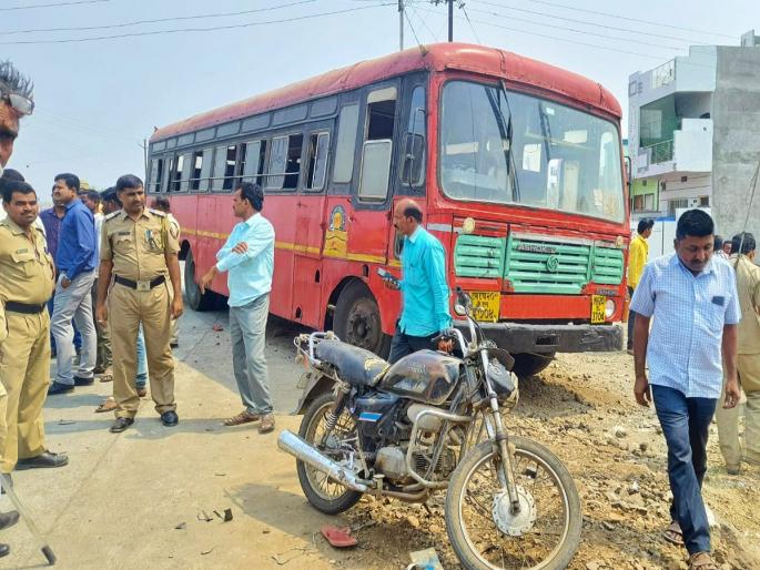 Second consecutive day of accidents in Sillod; Bus-bicycle accident on Kannada Road | सिल्लोडमध्ये सलग दुसऱ्या दिवशी अपघात; कन्नड रोडवर बस-दुचाकीत अपघात Second consecutive day of accidents in Sillod; Bus-bicycle accident on Kannada Road | सिल्लोडमध्ये सलग दुसऱ्या दिवशी अपघात; कन्नड रोडवर बस-दुचाकीत अपघात