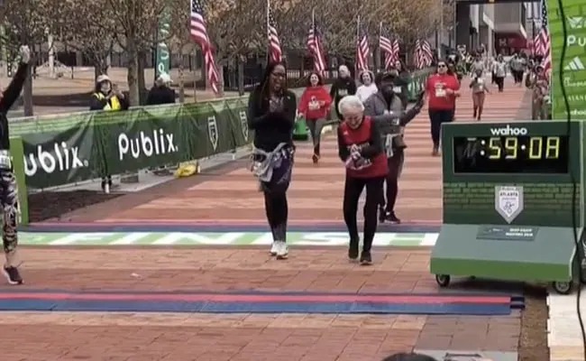 98 year old woman completes atlanta 5 kilometer race in less than 1 hour | Video - वय हा फक्त आकडाच! 98 व्या वर्षी महिलेने पूर्ण केली 5 किमीची रेस; आला पहिला नंबर