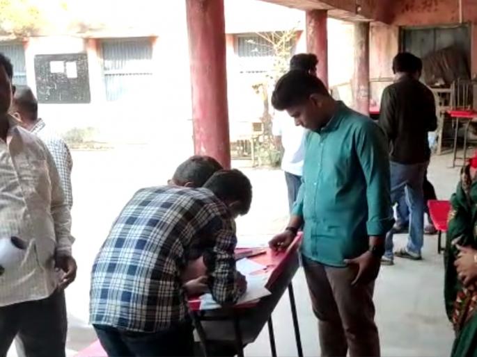 10th exam in Dharashiv student video viral | धक्कादायक! धाराशिवमध्ये दहावीच्या परीक्षेत गाेंधळ 10th exam in Dharashiv student video viral | धक्कादायक! धाराशिवमध्ये दहावीच्या परीक्षेत गाेंधळ