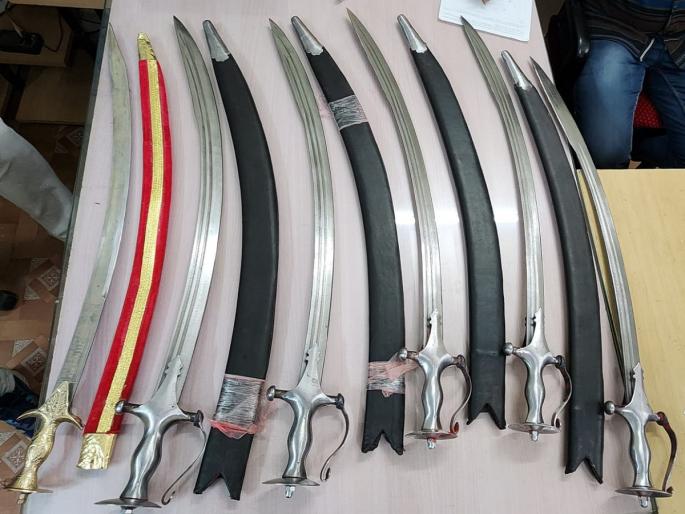 Two who brought swords to Jalna from Nanded were arrested | नांदेड येथून जालन्यात तलवारी घेऊन आलेले दोघे जेरबंद Two who brought swords to Jalna from Nanded were arrested | नांदेड येथून जालन्यात तलवारी घेऊन आलेले दोघे जेरबंद