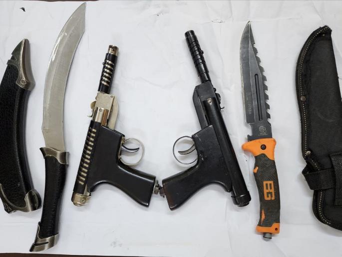 Daggers, knives, air gun bearer's wide grins | खंजीर, चाकू, एअर गण बाळगणाऱ्याच्या आवळल्या मुसक्या Daggers, knives, air gun bearer's wide grins | खंजीर, चाकू, एअर गण बाळगणाऱ्याच्या आवळल्या मुसक्या