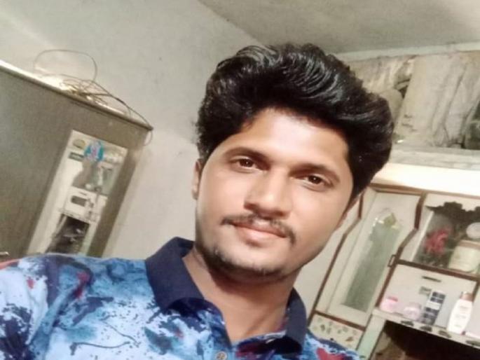 Car collides with sugarcane trailer, youth dies | उसाच्या ट्रेलरला कारची धडक, तरुण गतप्राण Car collides with sugarcane trailer, youth dies | उसाच्या ट्रेलरला कारची धडक, तरुण गतप्राण