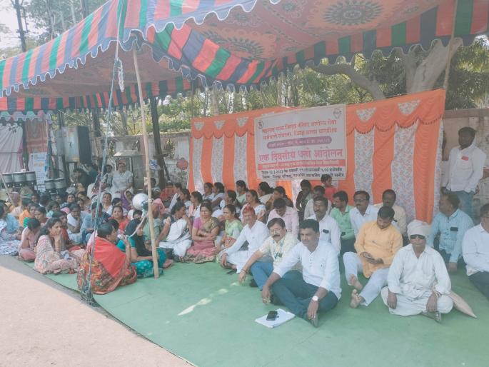 Health workers of Dharashiv Zilla Parishad aggressive, dharna at the gate for salary | पगारासाठी जिल्हा परिषदेचे आरोग्य कर्मचारी आक्रमक, कचेरीसमोर धरणे आंदोलन Health workers of Dharashiv Zilla Parishad aggressive, dharna at the gate for salary | पगारासाठी जिल्हा परिषदेचे आरोग्य कर्मचारी आक्रमक, कचेरीसमोर धरणे आंदोलन