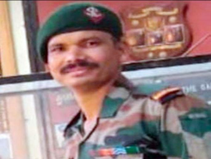 Unfortunate! Hingoli jawan died in Jalna after falling from the train | दुर्दैवी! सुटी घेऊन मुळगावी निघालेल्या जवानाचा रेल्वेतून पडल्याने जालन्यात मृत्यू Unfortunate! Hingoli jawan died in Jalna after falling from the train | दुर्दैवी! सुटी घेऊन मुळगावी निघालेल्या जवानाचा रेल्वेतून पडल्याने जालन्यात मृत्यू