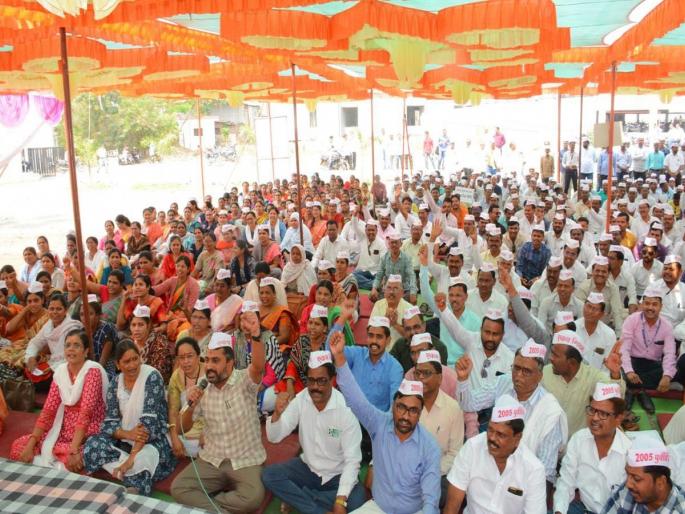 Government work has stopped by employees agitation for 'one mission, old pension' | ‘एकच मिशन, जुनी पेन्शन’ ने ठप्प पडले शासकीय कामकाज Government work has stopped by employees agitation for 'one mission, old pension' | ‘एकच मिशन, जुनी पेन्शन’ ने ठप्प पडले शासकीय कामकाज