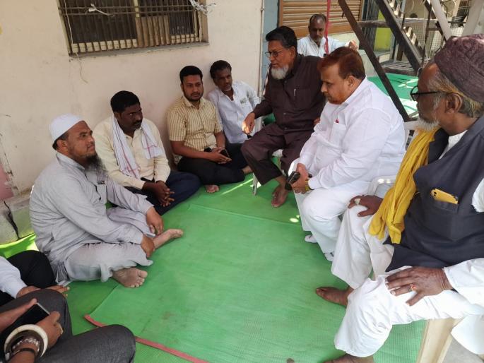 The accident brought grief to the Barve-Borude family; Consolation from the Muslim community in Chatrapati Sambhajinagar | अपघाताने दुःखाचा डोंगर कोसळलेल्या बर्वे-बोरूडे कुटुंबीयांचे मुस्लीम समाजाकडून सांत्वन The accident brought grief to the Barve-Borude family; Consolation from the Muslim community in Chatrapati Sambhajinagar | अपघाताने दुःखाचा डोंगर कोसळलेल्या बर्वे-बोरूडे कुटुंबीयांचे मुस्लीम समाजाकडून सांत्वन