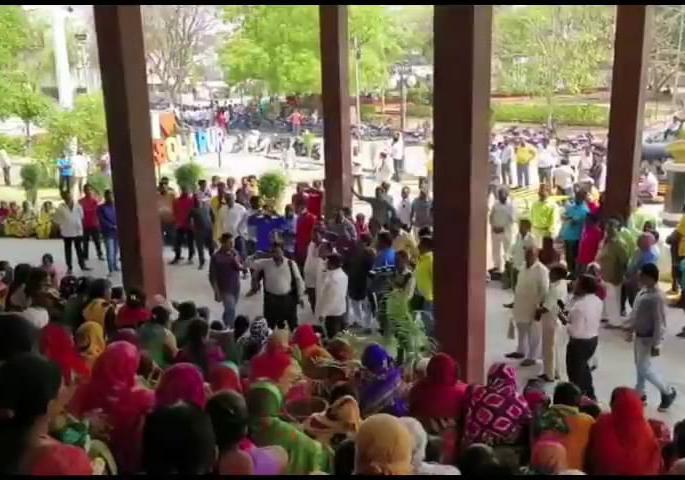 morning demonstrations at afternoon work in solapur | सकाळी निदर्शने दुपारी कामावर; सोलापूरमध्ये शिस्तभंग कारवाईच्या भीतीनं कर्मचारी कार्यालयात morning demonstrations at afternoon work in solapur | सकाळी निदर्शने दुपारी कामावर; सोलापूरमध्ये शिस्तभंग कारवाईच्या भीतीनं कर्मचारी कार्यालयात