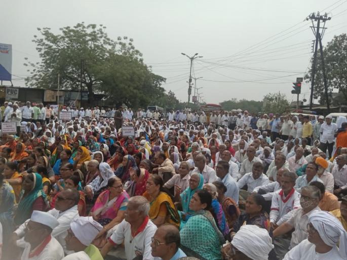 In Nanded, retirees blocked the road for pension | नांदेडमध्ये सेवानिवृत्तांनी पेन्शनसाठी अडविला रस्ता In Nanded, retirees blocked the road for pension | नांदेडमध्ये सेवानिवृत्तांनी पेन्शनसाठी अडविला रस्ता