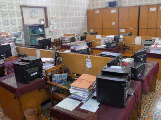 The administration of Nashik district was run on the trust of only five employees! | अवघ्या पाच कर्मचाऱ्यांच्या भरवशावर चालला नाशिक जिल्ह्याचा कारभार!  The administration of Nashik district was run on the trust of only five employees! | अवघ्या पाच कर्मचाऱ्यांच्या भरवशावर चालला नाशिक जिल्ह्याचा कारभार!