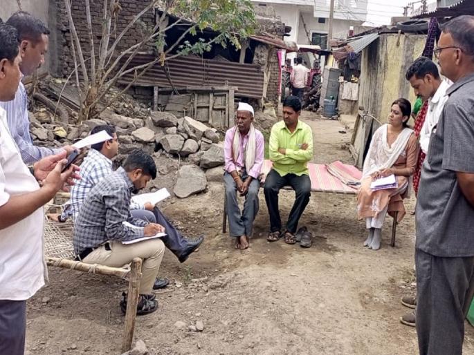 Prices will fall, bad weather; Collector directly to the village to boost the morale of the farmers | भाव पडले, अवकाळीचा फटका; शेतकऱ्यांचे मनोधैर्य वाढविण्यासाठी जिल्हाधिकारी थेट गावात Prices will fall, bad weather; Collector directly to the village to boost the morale of the farmers | भाव पडले, अवकाळीचा फटका; शेतकऱ्यांचे मनोधैर्य वाढविण्यासाठी जिल्हाधिकारी थेट गावात