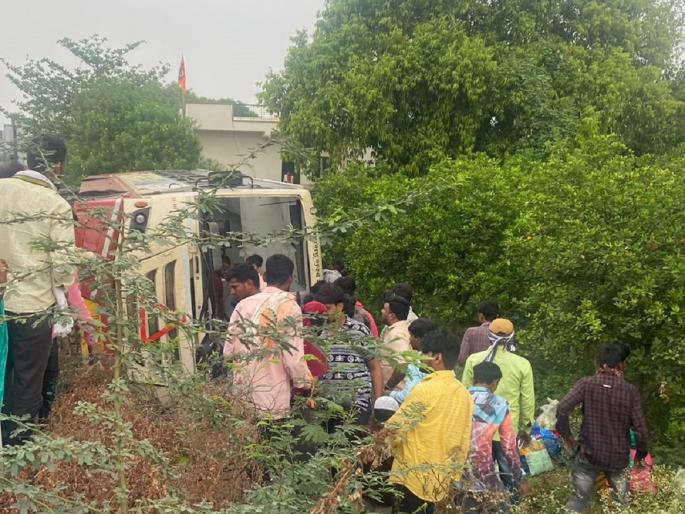 The power went out and the driver lost control; A speeding bus overturned on Jalana-Ambad road | वीज कडाडली अन् चालकाचे नियंत्रण सुटलं; जालना- अंबड रोडवर भरधाव बस उलटली The power went out and the driver lost control; A speeding bus overturned on Jalana-Ambad road | वीज कडाडली अन् चालकाचे नियंत्रण सुटलं; जालना- अंबड रोडवर भरधाव बस उलटली