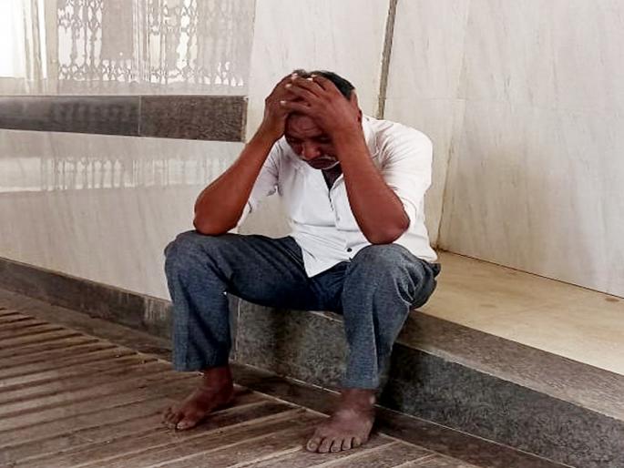 My hands and feet trembled, my God! When will this strike end; Patient services collapsed due to the strike | हातापायाला सुटला कंप, देवा ! कधी मिटेल हा संप; संपामुळे रुग्णसेवा कोलमडली My hands and feet trembled, my God! When will this strike end; Patient services collapsed due to the strike | हातापायाला सुटला कंप, देवा ! कधी मिटेल हा संप; संपामुळे रुग्णसेवा कोलमडली