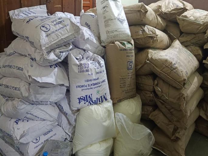 Playing with the lives of citizens, materials for making adulterated milk seized in Ashti | नागरिकांच्या जीवाशी खेळ, आष्टीत भेसळयुक्त दुध बनविण्यासाठीच्या साहित्याचा मोठा साठा जप्त Playing with the lives of citizens, materials for making adulterated milk seized in Ashti | नागरिकांच्या जीवाशी खेळ, आष्टीत भेसळयुक्त दुध बनविण्यासाठीच्या साहित्याचा मोठा साठा जप्त