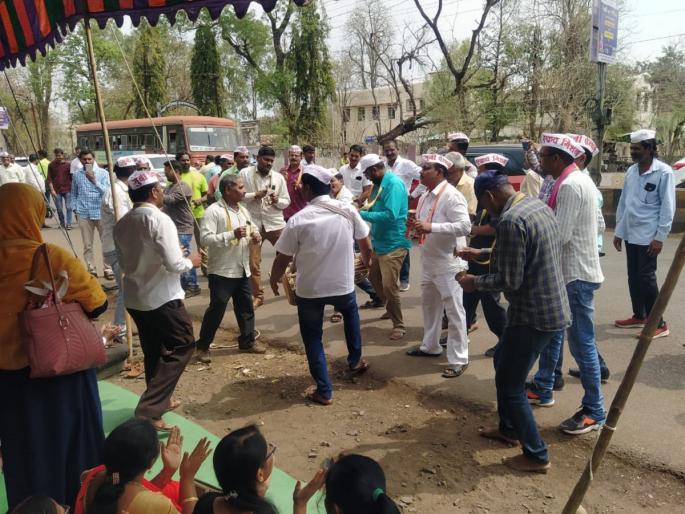 Son-in-law wants to be a government employee, so why oppose pension? Question of striking employees | जावई सरकारी नाेकरीवाला हवा, मग पेन्शनला विराेध का? संपकरी कर्मचाऱ्यांचा सवाल Son-in-law wants to be a government employee, so why oppose pension? Question of striking employees | जावई सरकारी नाेकरीवाला हवा, मग पेन्शनला विराेध का? संपकरी कर्मचाऱ्यांचा सवाल