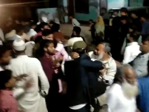 uttar pradesh marriage party members clash over nagin dance song in lakhimpur kheri five injured | लग्नात गोंधळ! नागिन डान्सवरून वऱ्हाडी भिडले; एकमेकांना लाथा-बुक्क्यांनी हाणले, 5 जखमी uttar pradesh marriage party members clash over nagin dance song in lakhimpur kheri five injured | लग्नात गोंधळ! नागिन डान्सवरून वऱ्हाडी भिडले; एकमेकांना लाथा-बुक्क्यांनी हाणले, 5 जखमी