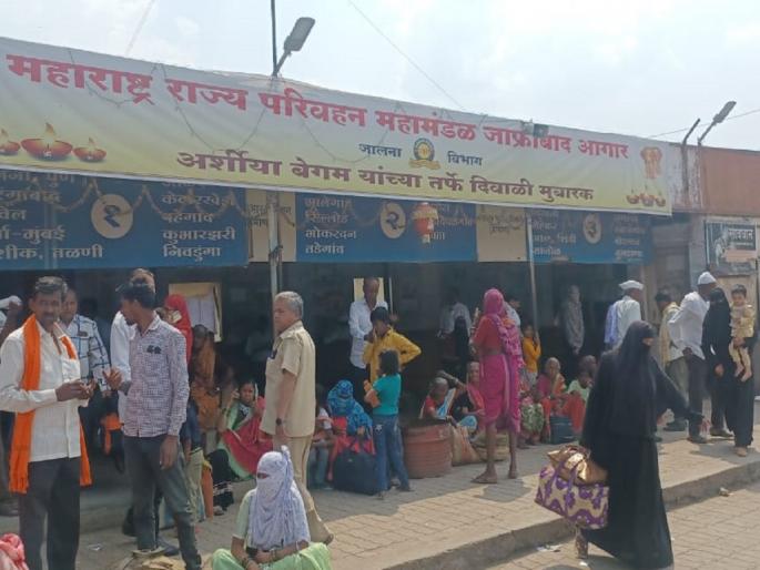 730 women travel on half ticket in Jalna on the first day | जालन्यात पहिल्याच दिवशी ७३० महिलांचा अर्ध्या तिकिटावर प्रवास 730 women travel on half ticket in Jalna on the first day | जालन्यात पहिल्याच दिवशी ७३० महिलांचा अर्ध्या तिकिटावर प्रवास