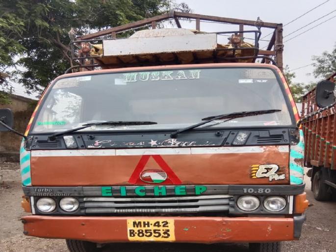 Police gave life to twenty four animals going for slaughter | कत्तलीसाठी जाणाऱ्या चोवीस जनावरांना पोलिसांनी दिले जीवदान Police gave life to twenty four animals going for slaughter | कत्तलीसाठी जाणाऱ्या चोवीस जनावरांना पोलिसांनी दिले जीवदान