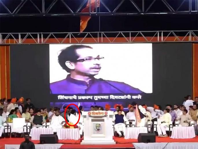 A video clip of former chief minister Uddhav Thackeray's old speech was played in a village meeting of the Shinde group | खेडमधील सभेत उद्धव ठाकरेंच्या भाषणाची क्लिप सुरु झाली; एकनाथ शिंदेंही मागे फिरले अन्... A video clip of former chief minister Uddhav Thackeray's old speech was played in a village meeting of the Shinde group | खेडमधील सभेत उद्धव ठाकरेंच्या भाषणाची क्लिप सुरु झाली; एकनाथ शिंदेंही मागे फिरले अन्...