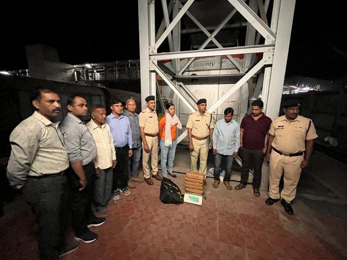Smuggler runs leaving eleven kilos of ganja; The Railway Security Force jawans have registered a case in Lohmarg Police | अकरा किलो गांजा सोडून तस्कराचा पोबारा; लोहमार्ग पोलिसांत गुन्हा नोंद Smuggler runs leaving eleven kilos of ganja; The Railway Security Force jawans have registered a case in Lohmarg Police | अकरा किलो गांजा सोडून तस्कराचा पोबारा; लोहमार्ग पोलिसांत गुन्हा नोंद