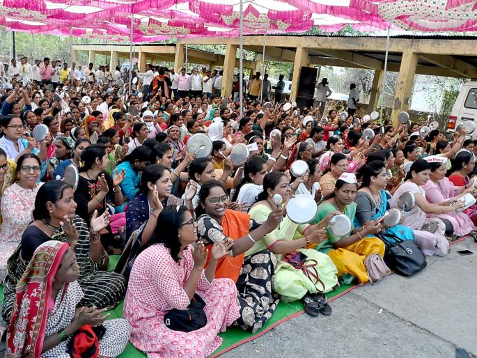 For the old pension, there was a sound of thali in the area of the Jalna Collectorate | जुन्या पेन्शनसाठी जालना जिल्हाधिकारी कार्यालयाच्या परिसरात घुमला थाळ्यांचा नाद For the old pension, there was a sound of thali in the area of the Jalna Collectorate | जुन्या पेन्शनसाठी जालना जिल्हाधिकारी कार्यालयाच्या परिसरात घुमला थाळ्यांचा नाद