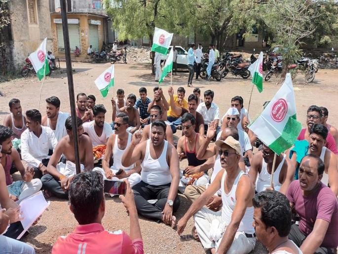 A half-naked movement of self-respect for reparations | अवकाळी पावसाच्या नुकसान भरपाईसाठी स्वाभिमानीचे अर्धनग्न आंदोलन A half-naked movement of self-respect for reparations | अवकाळी पावसाच्या नुकसान भरपाईसाठी स्वाभिमानीचे अर्धनग्न आंदोलन